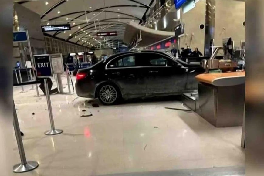 Impactante accidente en el aeropuerto de Detroit: un vehículo chocó contra el ingreso