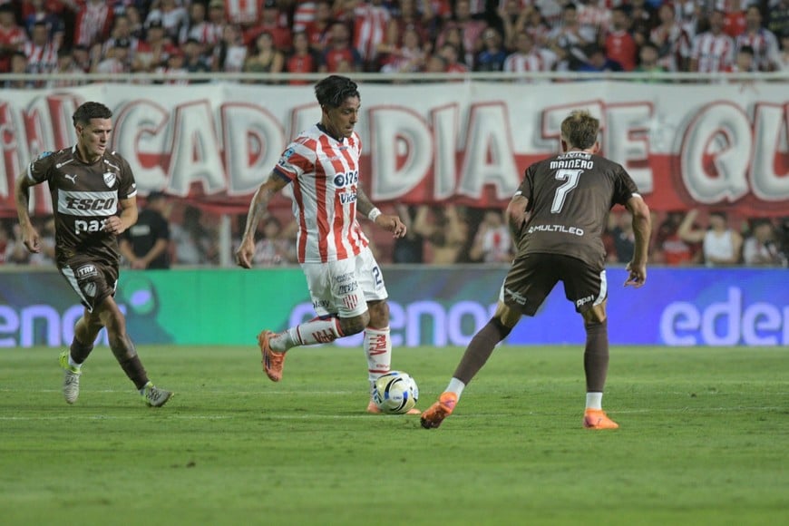 Cristian Tarragona con la pelota al pie. Hizo un buen partido, pero debió retroceder demasiado para hacerse de la pelota.