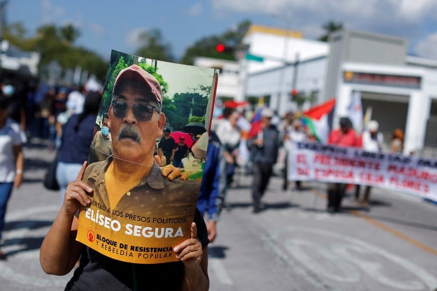 People take part in a protest against the government and to protest against the U.S. strikes on Venezuela that ousted president Nicolas Maduro, in San Salvador, El Salvador, January 25, 2025. REUTERS/Jose Cabezas