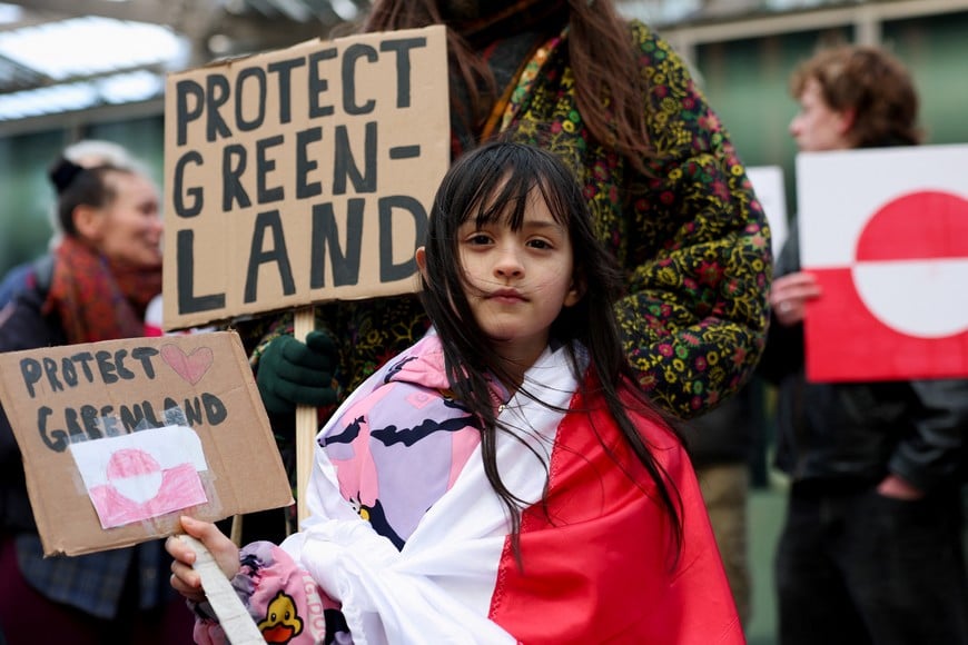 Inara, 7, joins demonstrators in a "Hands off Greenland, Trump" rally outside the U.S. Embassy, after Denmark's Prime Minister Mette Frederiksen visited Greenland on Friday in a show of support for the Arctic island that U.S. President Donald Trump wants to annex, in London, Britain, January 24, 2026. REUTERS/Hannah McKay