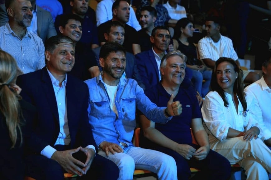 Maximiliano Pullaro este sábado en la noche junto a su par Martín Llaryora. Crédito: Gobierno de la provincia de Santa Fe