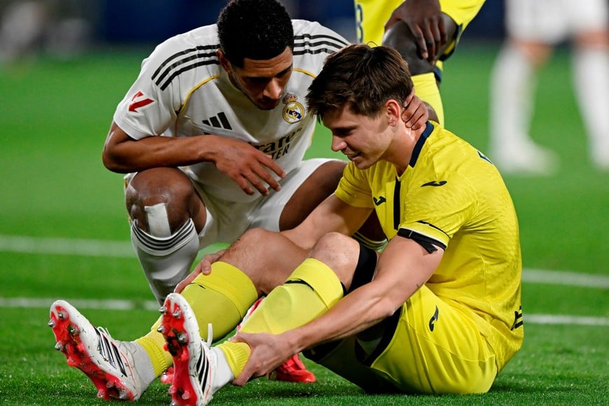 Soccer Football - LaLiga - Villarreal v Real Madrid - Estadio de la Ceramica, Villarreal, Spain - January 24, 2026
Villarreal's Juan Foyth sits on the ground alongside Real Madrid's Jude Bellingham after sustaining an injury REUTERS/Pablo Morano
