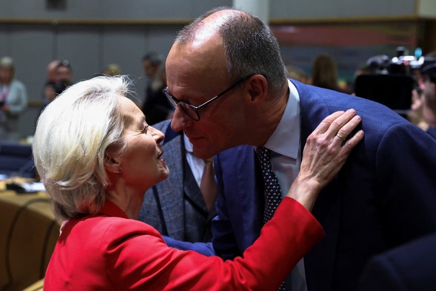 President of the European Comission Ursula von der Leyen and German Chancellor Friedrich Merz greet each other on the day of a special summit of European Union leaders to discuss transatlantic relations following U.S. President Donald Trump's threats to impose new tariffs on goods from a list of EU countries over his demand to acquire Greenland, in Brussels, Belgium January 22, 2026. REUTERS/Yves Herman