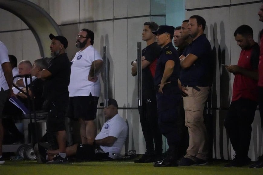 Así vio Ezequiel Medrán el final del partido del viernes pasado en Paysandú, luego de ser expulsado por el árbitro.