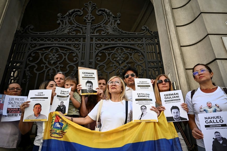 Maria Alexandra Gomez, wife of Argentine Gendarmerie officer Nahuel Gallo, and Virginia Rivero, wife of Argentine lawyer German Giuliani, both men detained in Venezuela, stand outside the Apostolic Nunciature along with activists to ask the Vatican to press Venezuelan authorities for the detainees' release, in Buenos Aires, Argentina, January 23, 2026. REUTERS/Pedro Lazaro Fernandez