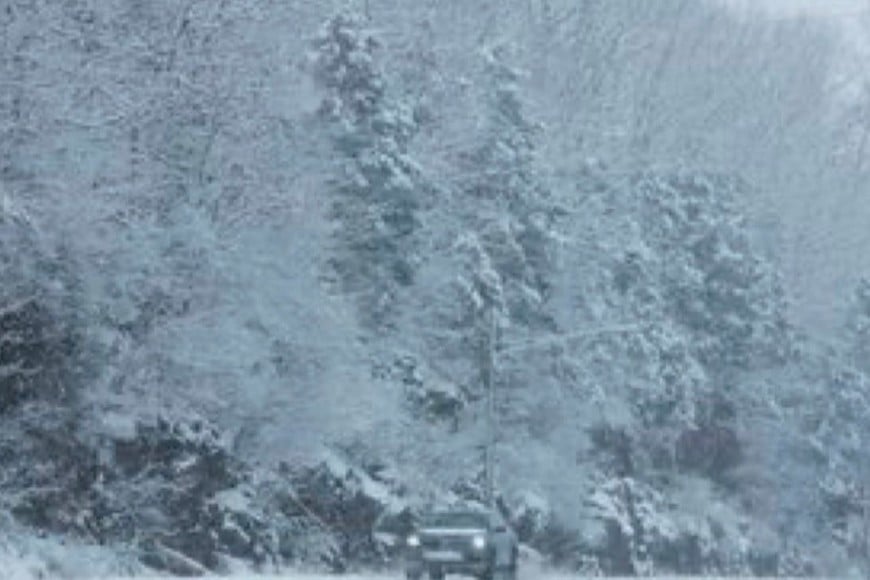 Se espera que continúe la caída de nieve y las condiciones de hielo en rutas y autopistas.