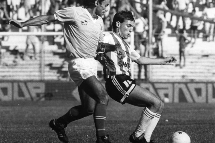 Leo Madelón defiende la pelota en sus tiempos de jugador de Unión, donde cumplió una brillante actuación y le marcó un golazo olímpico al Mono Navarro Montoya en el arco de la redonda.
