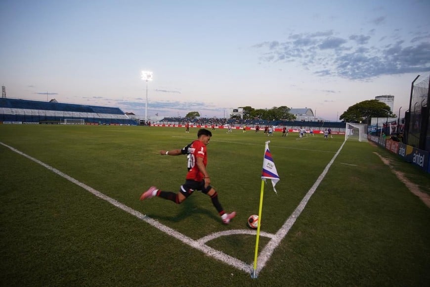Ignacio Lago se adueñó de la pelota quieta en Colón. Cumplió buen desempeño en los dos partidos en Uruguay.