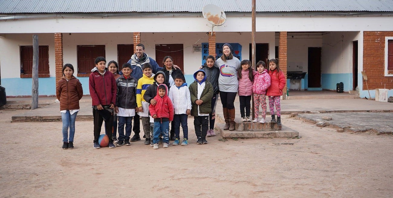 La docente -en el medio- junto a sus alumnos y a referentes de Ticmas que visitaron la escuela. Foto: Gentileza