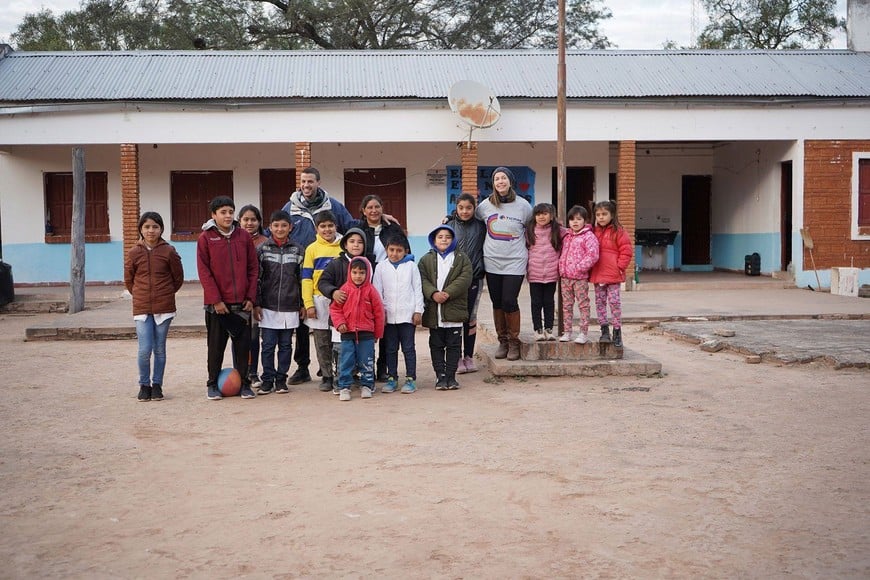 La docente -en el medio- junto a sus alumnos y a referentes de Ticmas que visitaron la escuela. Foto: Gentileza