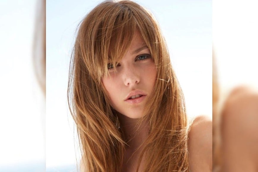 Se adapta a cabellos largos, medianos y cortes más cortos sin perder protagonismo.