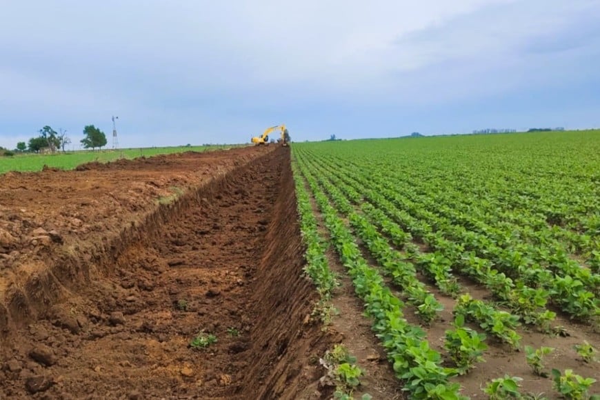 La intervención busca mejorar los escurrimientos y proteger zonas urbanas y productivas del departamento Rosario.