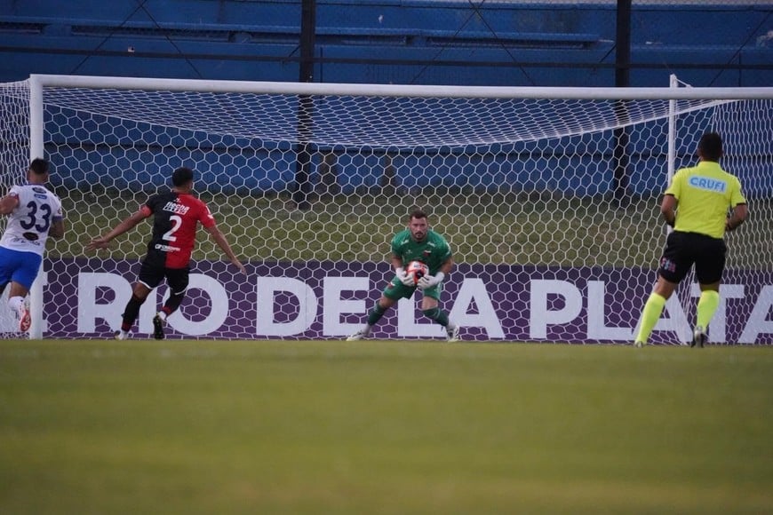 Budiño transmitió seguridad en los 180 minutos que atajó en Paysandú. Foto: Fernando Nicola.
