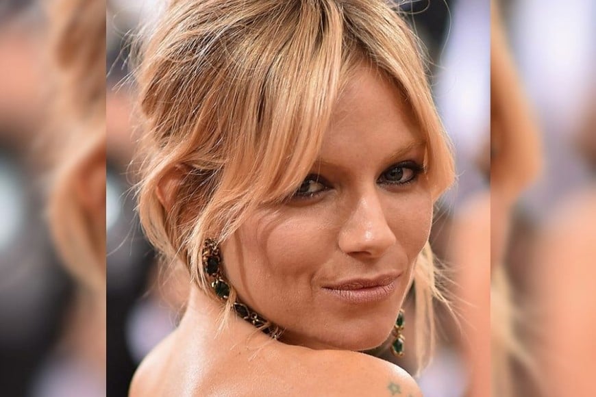 Funciona tanto en peinados lisos como en melenas onduladas o con volumen.