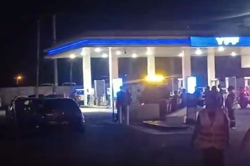 El agresor efectuó múltiples disparos y una de las balas alcanzó el pecho de Martínez.