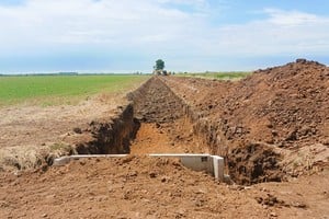 La intervención busca mejorar los escurrimientos y proteger zonas urbanas y productivas del departamento Rosario.