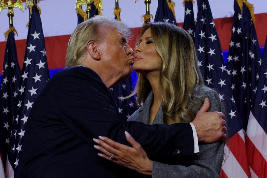FILE PHOTO: U.S. presidential candidate Donald Trump kisses his wife Melania at his rally at the Palm Beach County Convention Center in West Palm Beach, Florida, U.S., November 6, 2024. REUTERS/Brian Snyder/File Photo