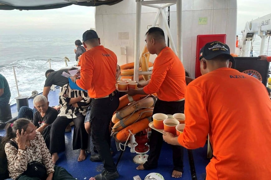 Philippine Coast Guard personnel assist survivors who were aboard the MV Trisha Kerstin 3, which capsized around the waters of Baluk-baluk Island, Basilan, Philippines, January 26, 2026. Philippine Coast Guard/Handout via REUTERS    THIS IMAGE HAS BEEN SUPPLIED BY A THIRD PARTY