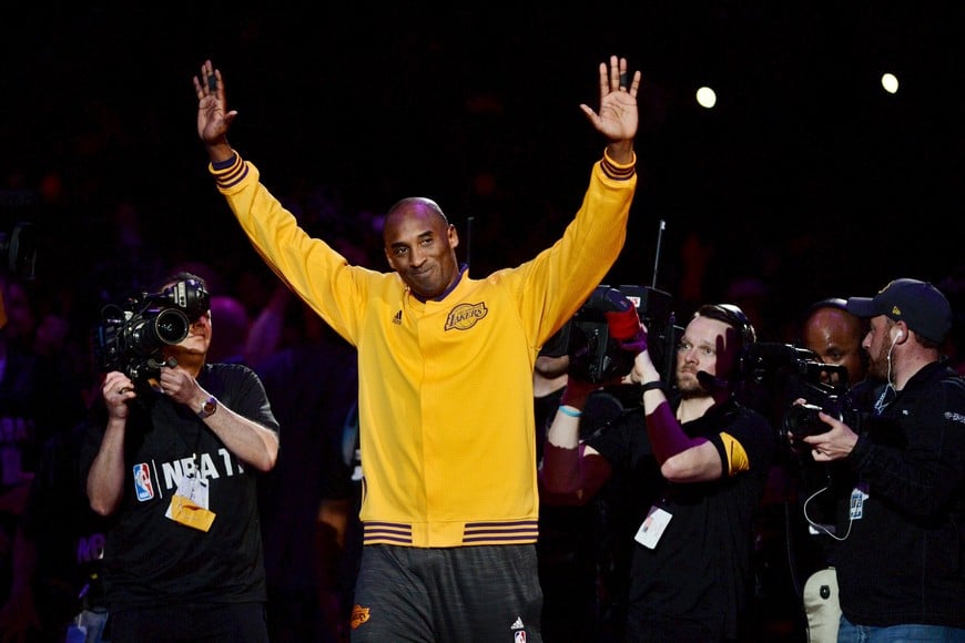 Apr 13, 2016; Los Angeles, CA, USA; Los Angeles Lakers forward Kobe Bryant (24) waves to the crowd as he walks on the court before a game against the Utah Jazz at Staples Center. Bryant concludes his 20-year NBA career tonight. Mandatory Credit: Robert Hanashiro-USA TODAY Sports      TPX IMAGES OF THE DAY eeuu Kobe Bryant retiro del basquetbolista de la nba basquet basquetbolista del equipo los angeles lakers