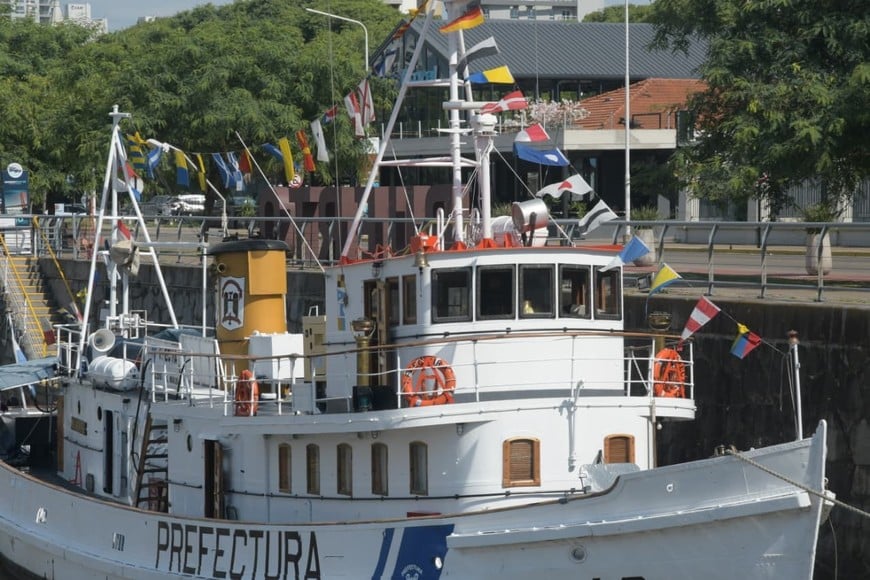 La embarcación de la Prefectura Naval realiza una navegación de instrucción. Crédito: Guillermo Di Salvatore.