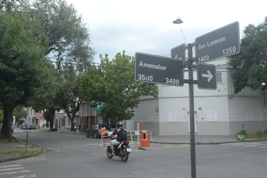 Vecinos denuncian cortes simultáneos de calles que dificultan el acceso a viviendas y comercios. Foto: Guillermo Di Salvatore