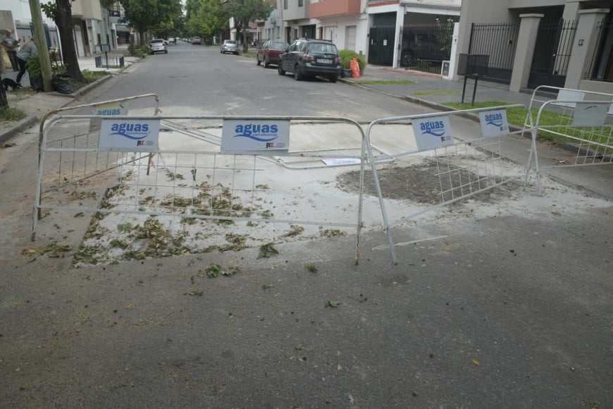 Obras de pavimentación y trabajos de ASSA se superponen en el sector. Foto: Guillermo Di Salvatore