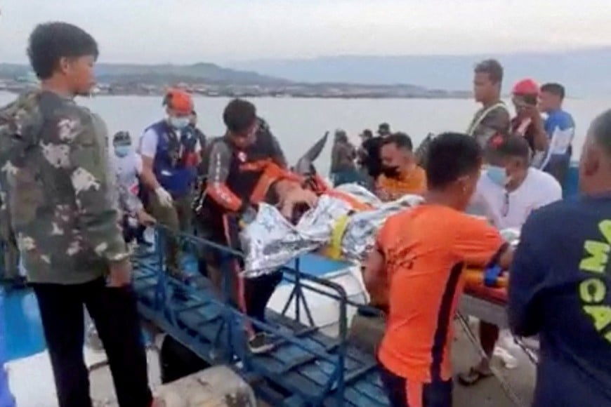 Emergency workers carry a person as victims of a ferry boat accident arrive at the southern Philippines port in Isabela, Basilan province, Philippines, January 26, 2026, in this still image obtained from social media video. Mujiv Hataman via Facebook/via REUTERS  THIS IMAGE HAS BEEN SUPPLIED BY A THIRD PARTY. MANDATORY CREDIT. NO RESALES. NO ARCHIVES.