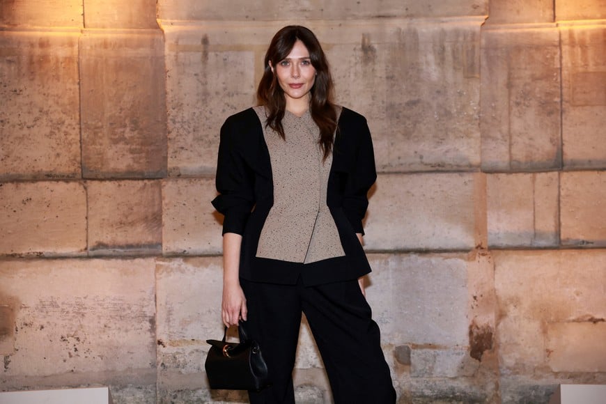 Elizabeth Olsen poses during a photocall before Jacquemus Menswear Fall/Winter 2026-2027 collection show during Men's Fashion Week in Paris, France, January 25, 2026. REUTERS/Stephanie Lecocq