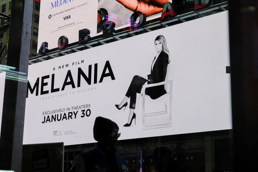 Un poster del documental "Melania" en Nueva York. Reuters.