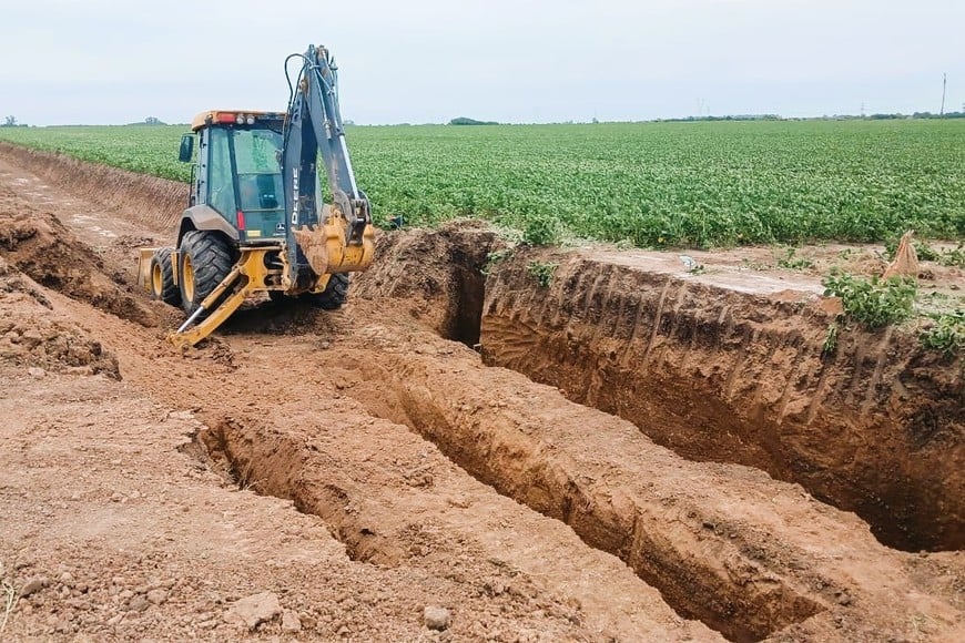 La intervención busca mejorar los escurrimientos y proteger zonas urbanas y productivas del departamento Rosario.