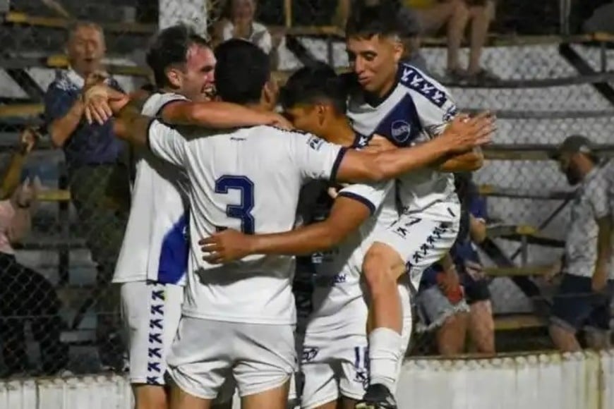Los jugadores de Ben Hur festejan el gol de Bono de penal. Foto: Prensa Ben Hur.