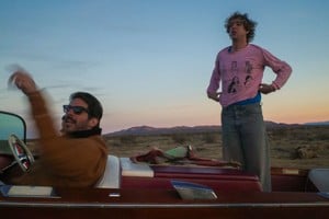 Grabando el video oficial de “Se presta” en California, con el cantante Alberto “Beto” Montenegro de pie sobre el auto. Foto: Gentileza Broccoli Records / Rimas Entertainment