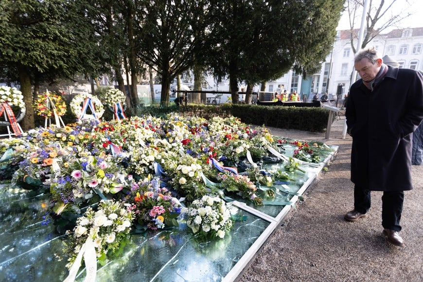 (260126) -- AMSTERDAM, 26 enero, 2026 (Xinhua) -- Imagen del 25 de enero de 2026 de un hombre parado junto a las flores depositadas durante una ceremonia conmemorativa con motivo del Día Nacional en Memoria del Holocausto en el parque Wertheim, en Amsterdam, Países Bajos. El Día Nacional en Memoria del Holocausto se celebra anualmente en Países Bajos el último domingo de enero. (Xinhua/Sylvia Lederer) (oa) (ah) (vf)