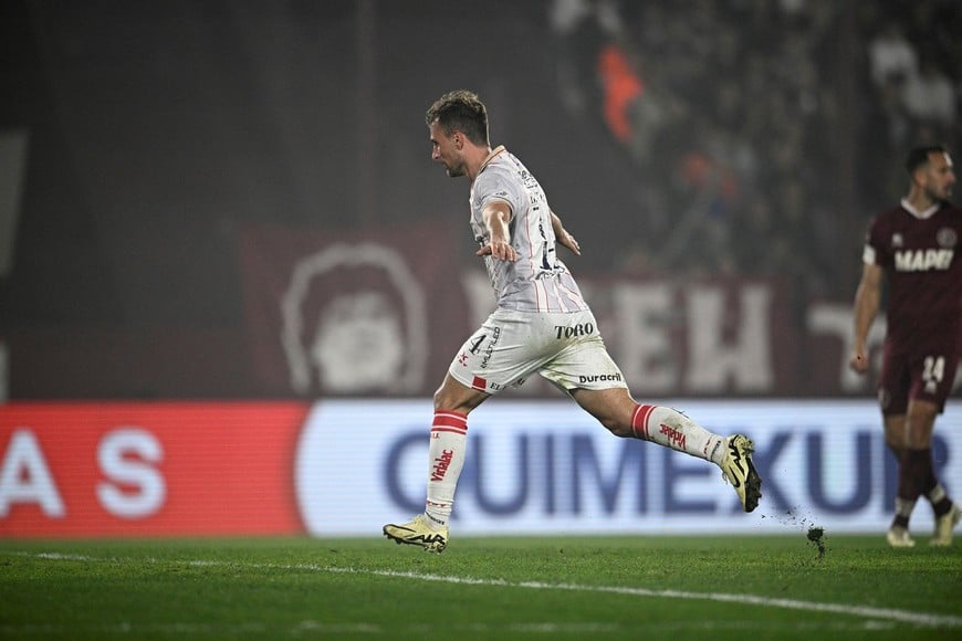 El festejo de Bruno Pittón en aquel encuentro de setiembre del 2024, cuando Unión empató con Lanús y el lateral por izquierda marcó el tanto rojiblanco.