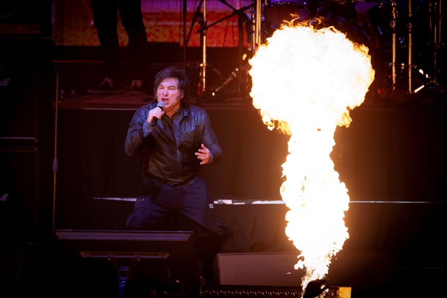 (251007) -- BUENOS AIRES, 7 octubre, 2025 (Xinhua) -- Imagen del 6 de octubre de 2025 del presidente argentino, Javier Milei, cantando una canción de rock durante un concierto ofrecido en el marco de la presentación de su último libro "La Construcción del Milagro", en la ciudad de Buenos Aires, capital de Argentina. (Xinhua/Martín Zabala) (mz) (oa) (ah) (ce)
