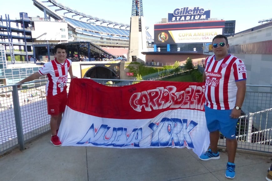 Con Diego, su hijo, en el estadio de Boston en la Copa América de 2016