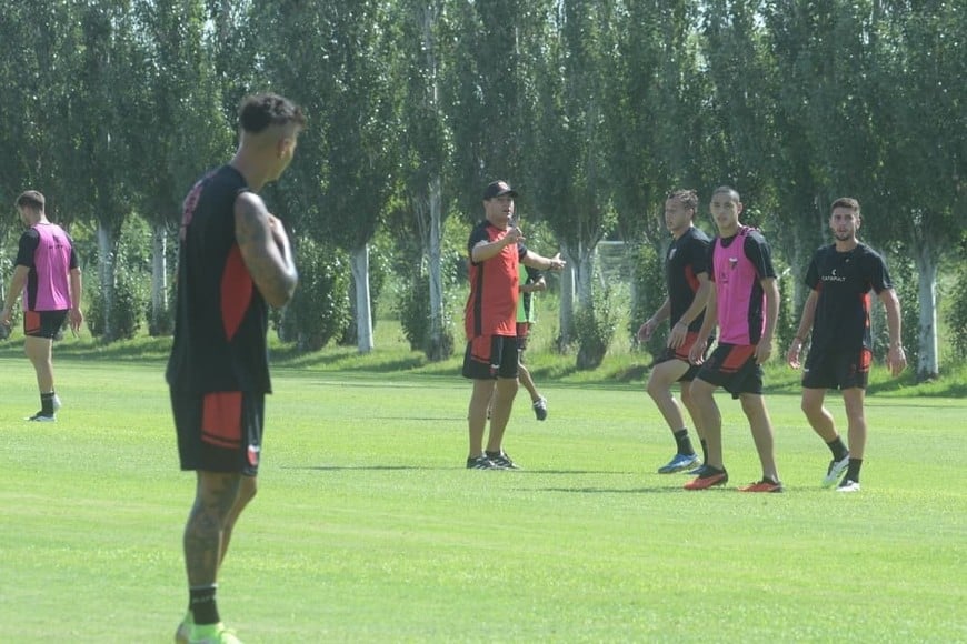 De cerca. Medrán sigue atentamente cada uno de los ensayos en el Predio.