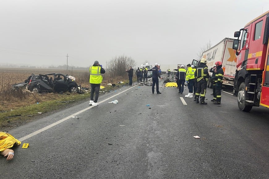 SENSITIVE MATERIAL. THIS IMAGE MAY OFFEND OR DISTURB. Firefighters and police officers stand near the vehicles involved in a road accident with a minibus carrying Greek PAOK soccer fans, near Lugoj, Romania, January 27, 2026. Lugo Info/Handout via REUTERS ATTENTION EDITORS - THIS PICTURE WAS PROVIDED BY A THIRD PARTY. NO RESALES. NO ARCHIVES.