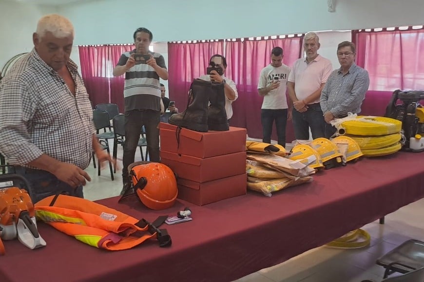 Borla hizo entrega en las últimas horas de importante equipamiento adquirido por el Gobierno Santafesino a las delegaciones de Bomberos Voluntarios de la ciudad de San Justo