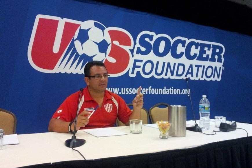 Luis Nuñez dando una conferencia en la Universidad de Georgetown.