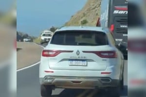 En uno de los videos viralizados se observa a la mujer realizando adelantamientos prohibidos.