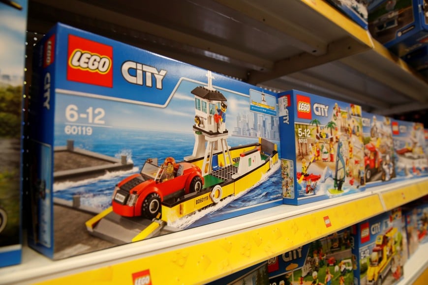 Set of Lego bricks is seen at a toy store in Bonn, Germany, September 5, 2017.  REUTERS/Wolfgang Rattay alemania bohn  cajas juguetes para armar lego