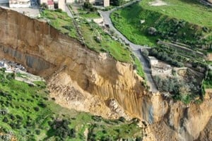 Un pueblo en Sicilia quedó al borde del abismo tras un deslizamiento de  tierra