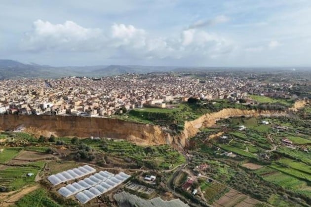 Un pueblo en Sicilia quedó al borde del abismo tras un deslizamiento de  tierra