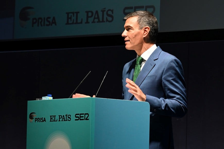 (241015) -- BARCELONA, 15 octubre, 2024 (Xinhua) -- Imagen del 14 de octubre de 2024 del presidente del gobierno español, Pedro Sánchez, hablando en un evento, en Barcelona, España. Sánchez aseguró el lunes que la Fuerza Provisional de las Naciones Unidas en el Líbano (UNIFIL, siglas en inglés) permanecerá en el sur del Líbano. También instó a la comunidad internacional a mantener su apoyo a la Organización de las Naciones Unidas (ONU) y suspender de forma inmediata los envíos de armas a Israel, "como España ha hecho". El primer ministro israelí, Benjamin Netanyahu, urgió el domingo a la ONU a retirar a las fuerzas de la UNIFIL del sur del Líbano. (Xinhua/La Moncloa) (oa) (ah) (vf)