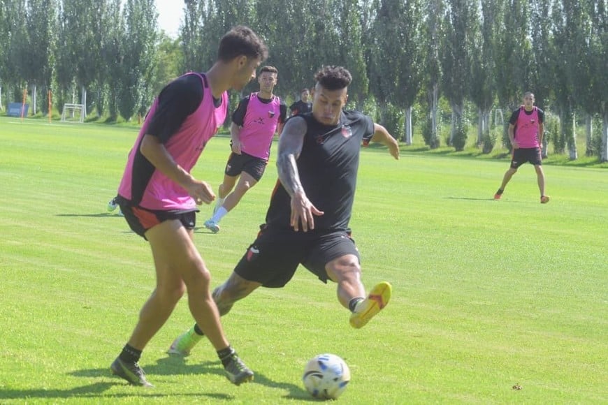 Máxima intensidad. El plantel sabalero suma entrenamientos en el Predio. Foto: Guillermo Di Salvatore.