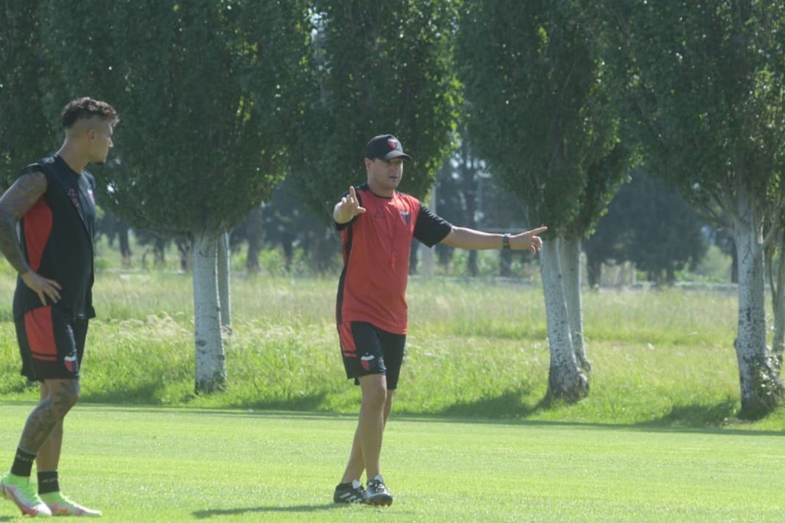Ezequiel Medrán dirige el entrenamiento sabalero.