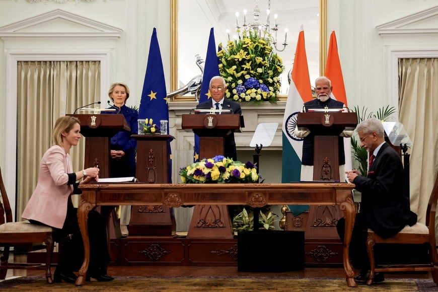 European Union High Representative for Foreign Affairs and Security Policy and European Commission Vice-President Kaja Kallas and India's Foreign Minister Subrahmanyam Jaishankar sign an EU–India Security and Defence Partnership agreement, as European Commission President Ursula von der Leyen, Indian Prime Minister Narendra Modi and European Council President Antonio Costa applaud next to them, at the Hyderabad House in New Delhi, India, January 27, 2026. REUTERS/Altaf Hussain TPX IMAGES OF THE DAY