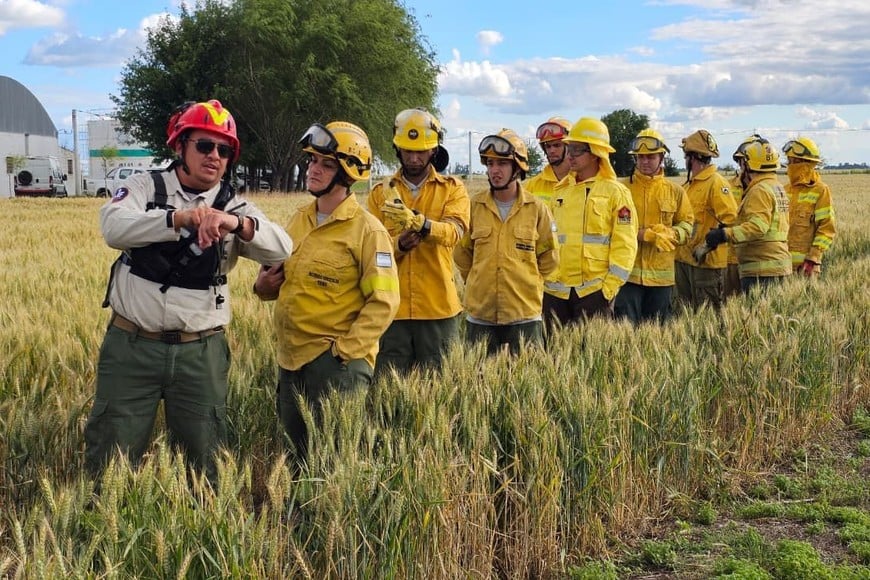 Personal durante una capacitación de combate del fuego.