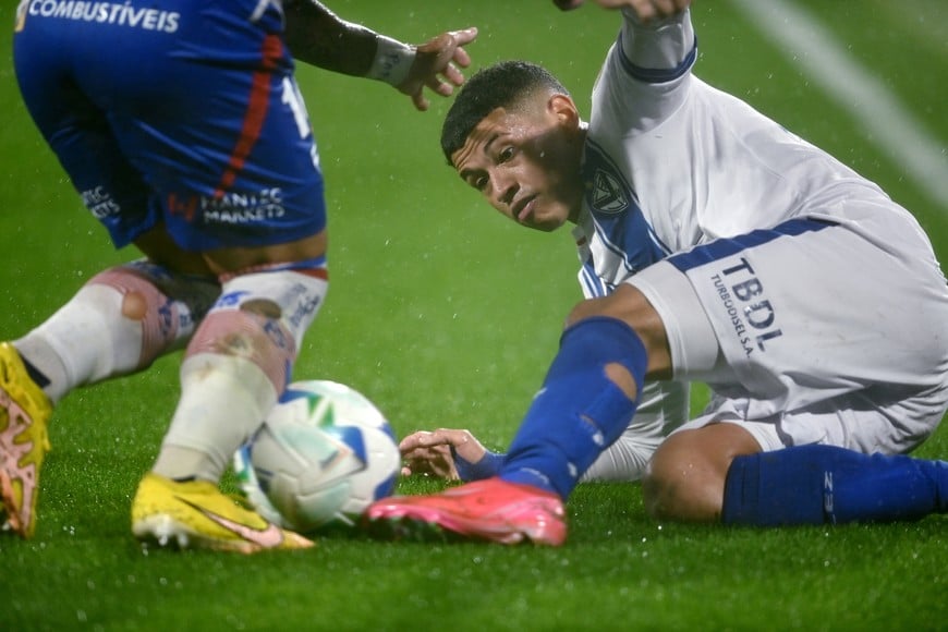Soccer Football - Copa Libertadores - Round of 16 - Second Leg - Velez Sarsfield v Fortaleza - Estadio Jose Amalfitani, Buenos Aires, Argentina - August 19, 2025
Velez Sarsfield's Imanol Machuca in action REUTERS/Pedro Lazaro Fernandez